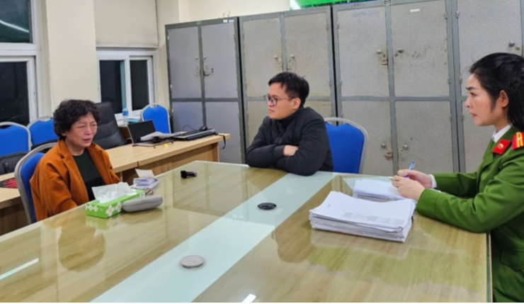 Bà Phạm Thị Hòa tại cơ quan công an. Ảnh: Công an Hà Nội