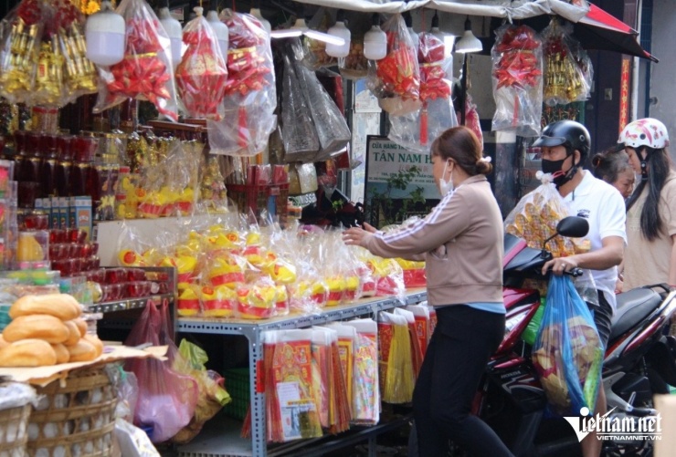 Rực sắc bánh 'tài lộc' ở chợ người Hoa TPHCM ngày vía Thần Tài - 1