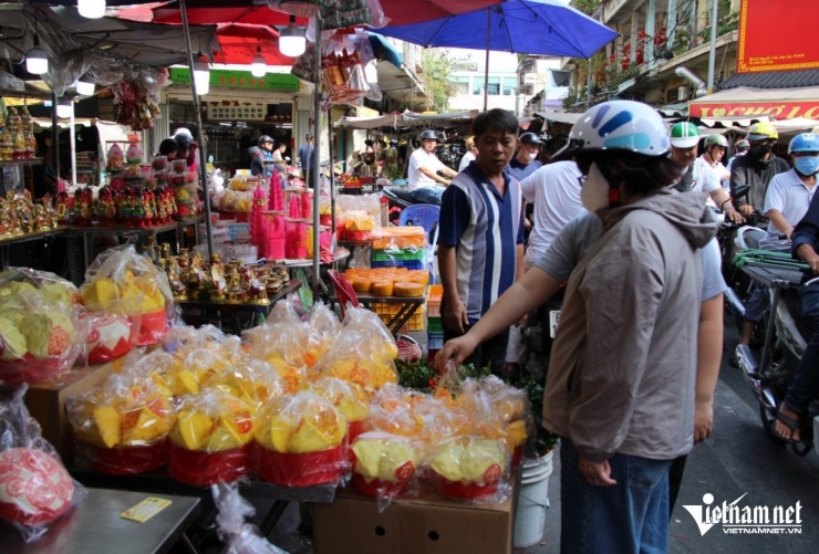 Người dân chọn mua các loại bánh "may mắn" truyền thống của người Hoa để cúng trong dịp vía Thần Tài. Ảnh: Hà Nguyễn