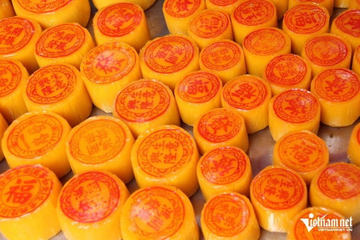 Các loại bánh như: phát tài (ảnh trái), bánh tổ (ảnh phải) được người dân ưa chuộng. Ảnh: Hà Nguyễn