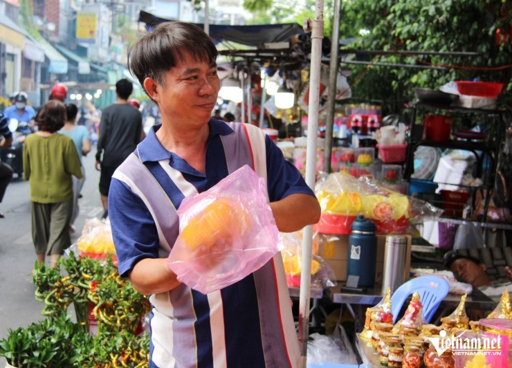 Rực sắc bánh 'tài lộc' ở chợ người Hoa TPHCM ngày vía Thần Tài - 5