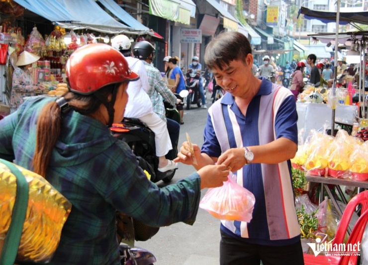 Anh Trương cho biết, ngoài dịp Tết, các loại bánh này cũng bán rất chạy trong ngày vía Thần Tài. Ảnh: Hà Nguyễn