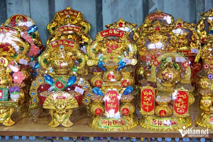 Lọ đựng 5 loại đậu, hũ vàng Thần Tài, tháp tỏi, tháp bánh... để cúng Thần Tài cũng được tiểu thương bày bán với đa dạng kích thước, chủng loại. Ảnh: Hà Nguyễn