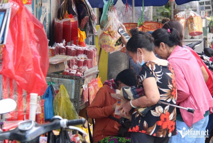 Các loại vàng mã cũng đa dạng màu sắc, chủng loại và được đông đảo người dân chọn mua. Ảnh: Hà Nguyễn