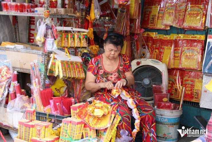 Rực sắc bánh 'tài lộc' ở chợ người Hoa TPHCM ngày vía Thần Tài - 10