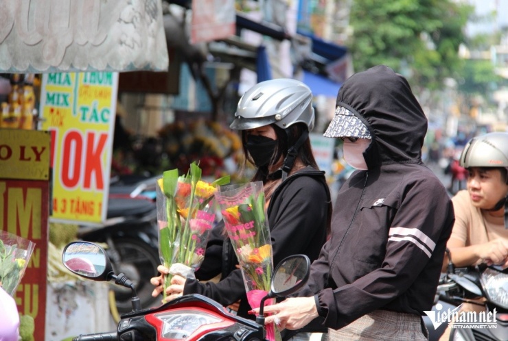 Nhiều người có quan niệm cắm hoa đồng tiền cúng Thần Tài sẽ giúp gia chủ làm ăn phát đạt, tài lộc dồi dào, gặp nhiều may mắn. Ảnh: Hà Nguyễn