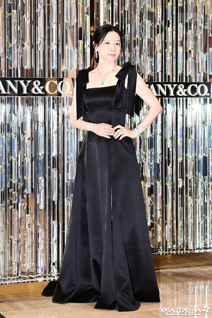 Hôm 25/11/2025, cô lăng xê đầm đơn sắc ở sự kiện thời trang, được tờ Xportsnews nhận xét "xứng đáng là biểu tượng nhan sắc hàng đầu Hàn Quốc". Ảnh: Xportsnews