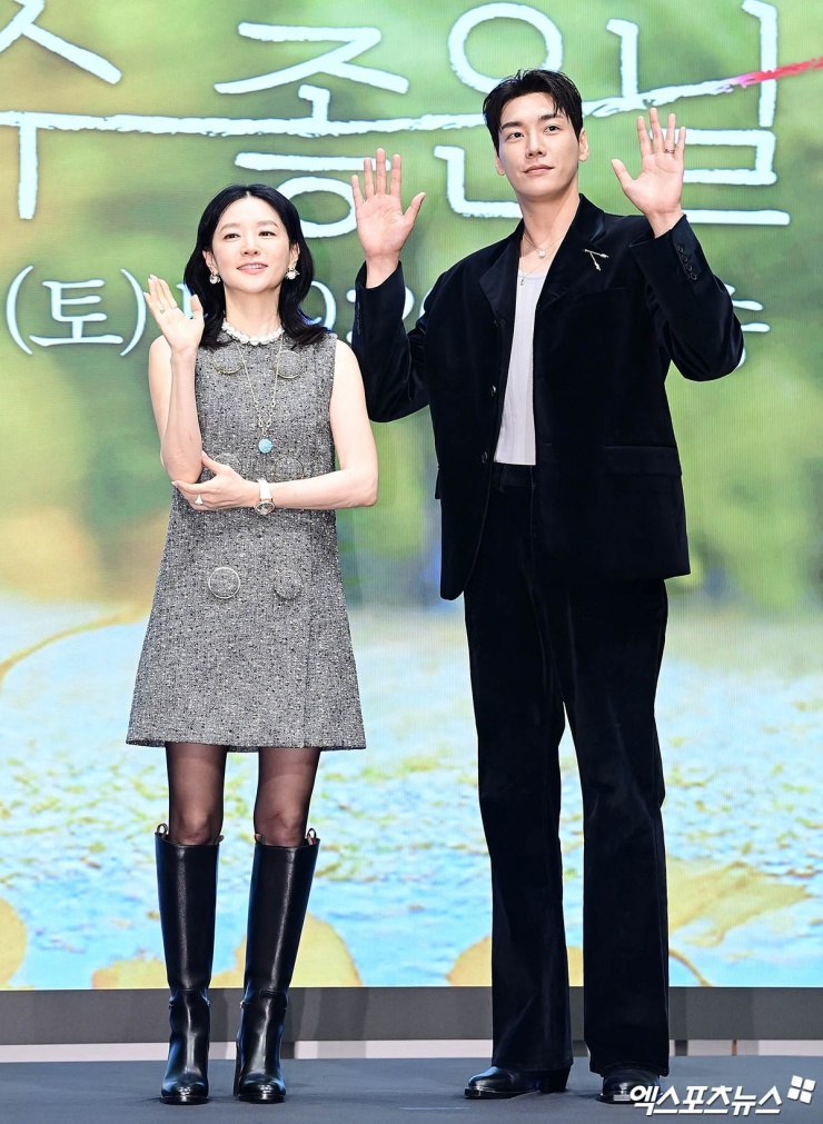 Người đẹp và đàn em thua cô 16 tuổi - tài tử Kim Young Kwang - tại buổi ra mắt phim Walking on Thin Ice, tháng 9/2025. Ảnh: Xportsnews