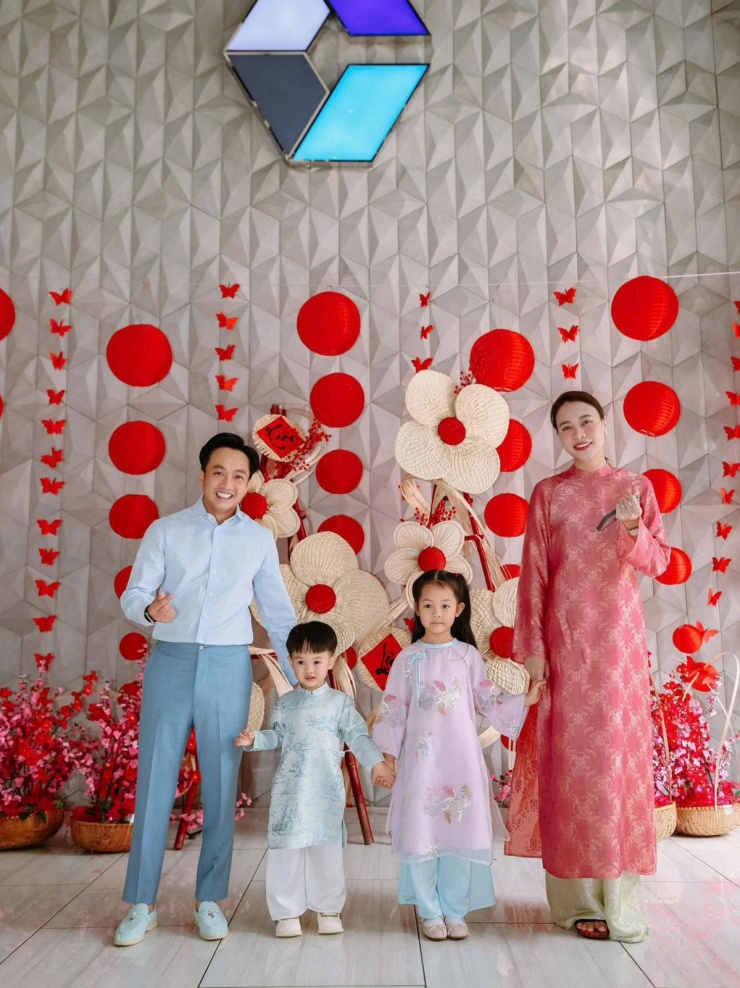 Ảnh sao 26/2: Bạn gái thiếu gia Đức Phạm khoe body bốc lửa - 1