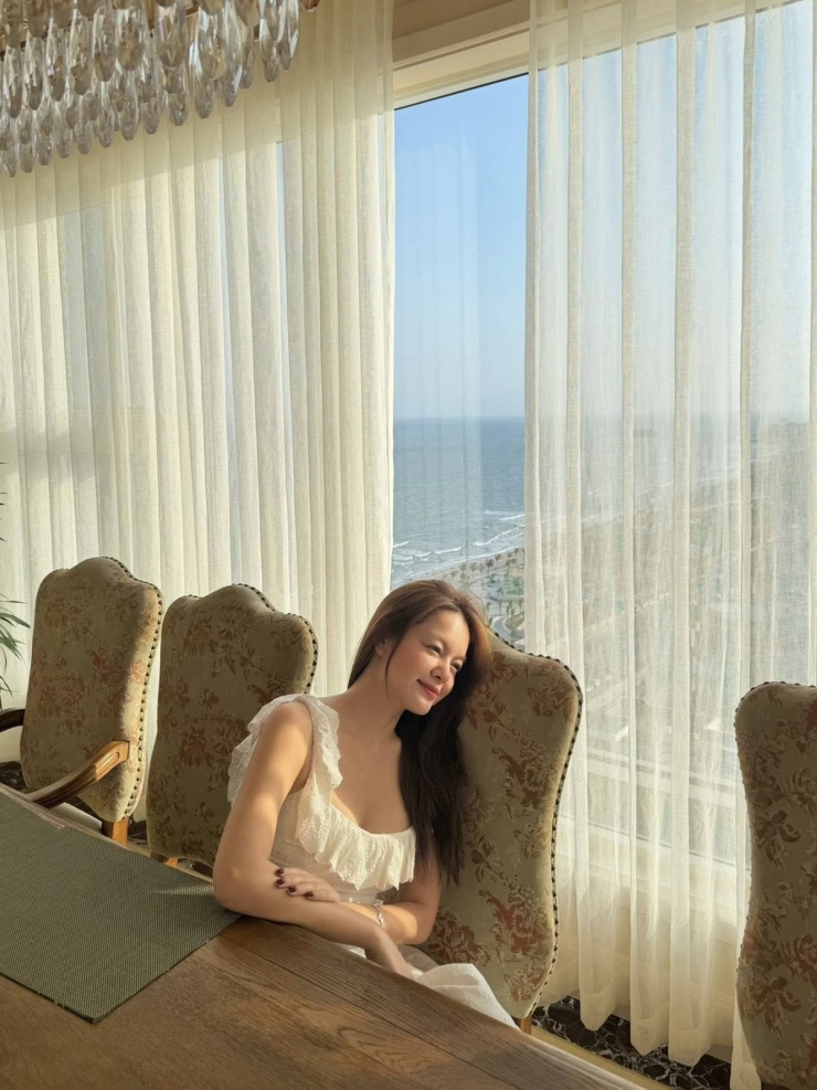 Ảnh sao 26/2: Bạn gái thiếu gia Đức Phạm khoe body bốc lửa - 8