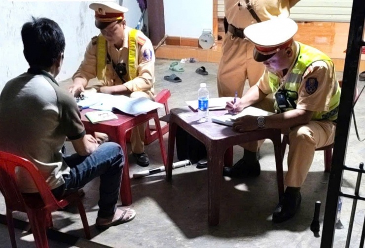 CSGT làm việc với tài xế L.V.T.