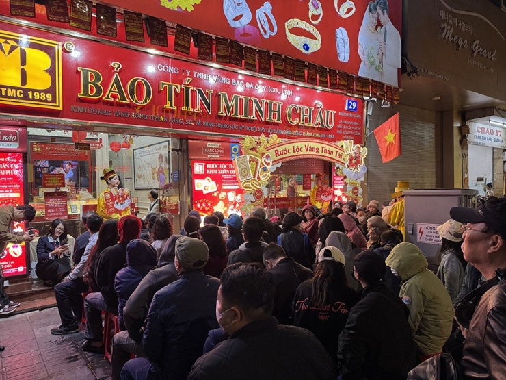 Nhiều khách hàng xếp hàng mua vàng từ sáng sớm. Ảnh: D.A