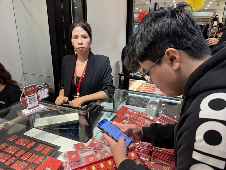 Những khách hàng đầu tiên giao dịch vàng. Ảnh: D.A