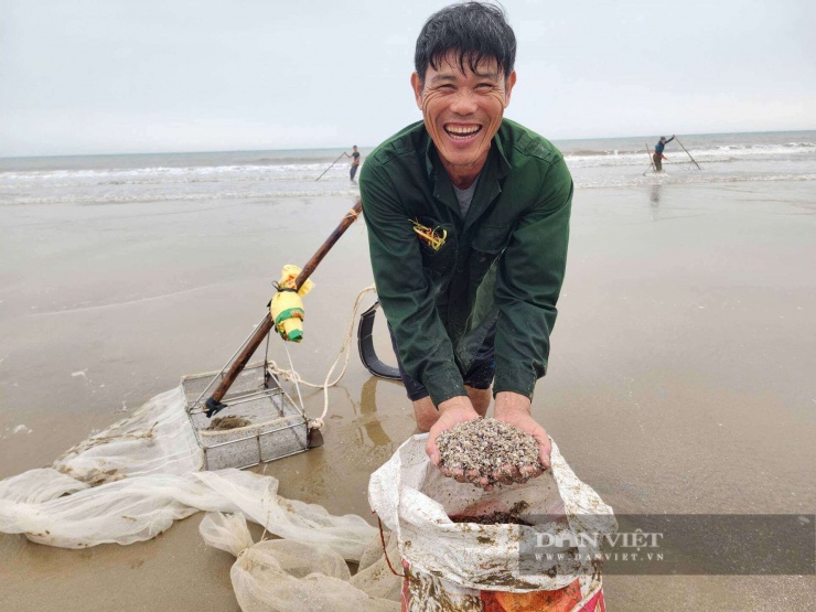 Ngư dân phấn khởi khi cào được nhiều ốc tép, niềm vui đánh bắt lan tỏa khắp các vùng biển bãi ngang.