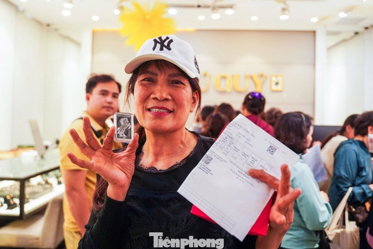 Bà Nguyễn Hằng (61 tuổi, đường Nguyễn Khoái, Hà Nội) vui vẻ mua được miếng bạc 5 lượng hình linh vật năm.