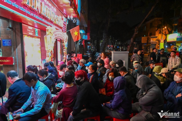 Tờ mờ sáng ngày Thần Tài (mùng 10 tháng Giêng) “phố vàng” Trần Nhân Tông (Hà Nội) tràn ngập người xếp hàng. Nhiều người có mặt từ tối hôm trước để giữ chỗ với mong muốn là khách đầu tiên mua được vàng lấy may đầu năm.&nbsp;