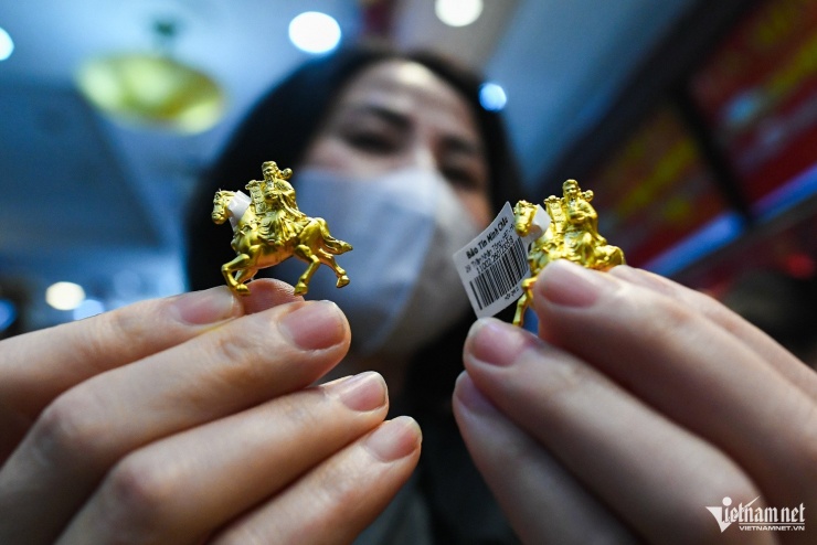 Linh vật ngựa 0.5 chỉ được săn đón vì dễ xuống tiền. Khoảng 7h tại cửa hàng Bảo Tín Minh Châu tại Cầu Giấy, mặt hàng này được bán hết khi một nữ khách hàng nhanh tay chốt 2 sản phẩm cuối với giá hơn 20 triệu đồng.