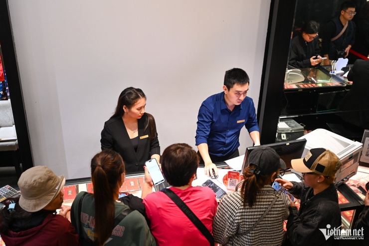 Tiệm vàng 'phá lệ', máy tự động giúp khách mua trong 15 phút - 12