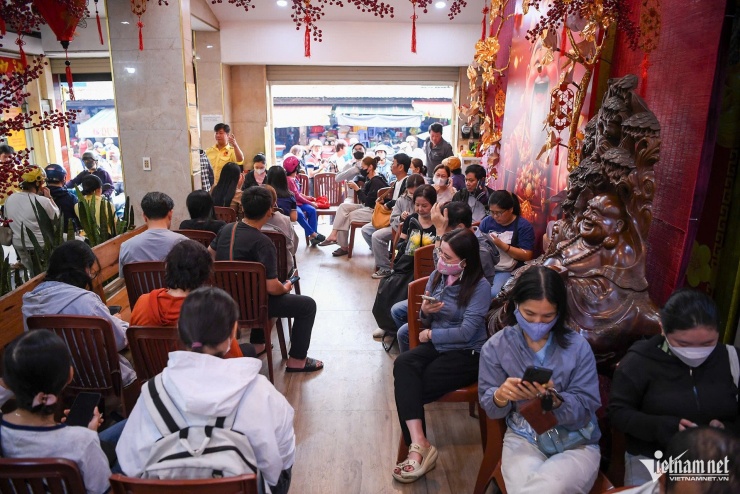 Theo một nhân viên tiệm vàng, khung cảnh đông đúc này thường chỉ xuất hiện vào ngày Thần Tài hàng năm. Những thời điểm giá vàng lên, xuống đạt đỉnh, khách cũng đổ xô đến nhiều nhưng không đến mức ngồi đợi lâu như hôm nay.