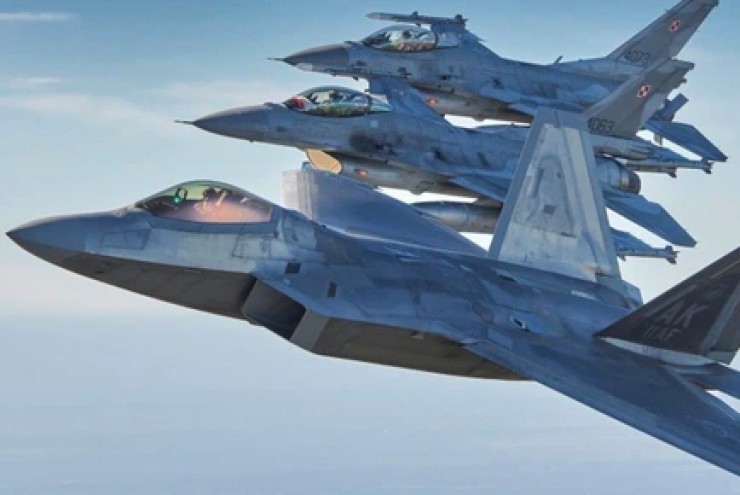 Lần đầu tiên trong lịch sử Mỹ điều loạt tiêm kích 'chim săn mồi' thế hệ 5 F-22 Raptor đến Israel