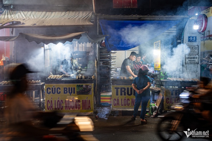Đêm 25/2 (mùng 9 tháng Giêng), các cửa hàng kinh doanh cá lóc nướng trên đường Tân Kỳ Tân Quý đỏ lửa, khói bay nghi ngút. 