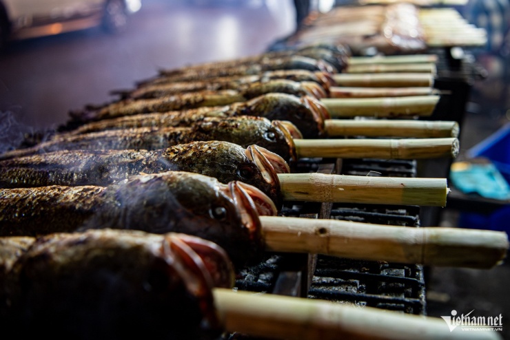 Để cho ra một mẻ cá lóc thơm ngon, đạt chất lượng mất khoảng 30 đến 40 phút. Giá cá lóc nướng ngày vía Thần Tài không tăng so với ngày thường, dao động từ 180.000 - 220.000 đồng/con, tùy kích thước.