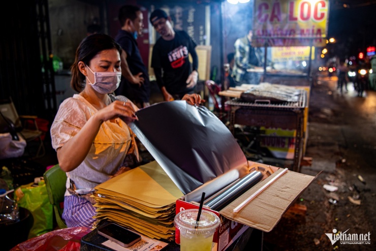 Từ những miếng giấy bạc dùng để gói cá, giữ trọn độ nóng từ lúc mua tại tiệm đến khi mang về nhà, cho đến từng bịch bún, rau sống và mắm nêm ăn kèm, tất cả đều được chuẩn bị trước, sẵn sàng phục vụ khách hàng.
