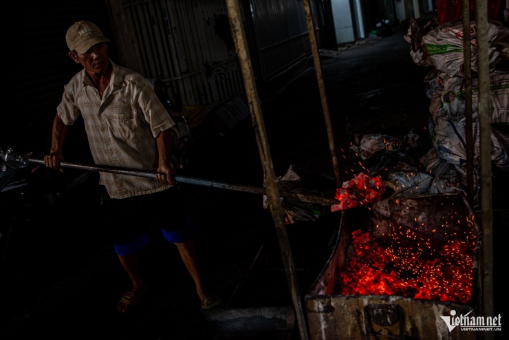 Các nhân viên quầy cá tất bật làm việc xuyên đêm để kịp chuẩn bị đủ số lượng cá lóc nướng phục vụ khách hàng vào sáng sớm ngày 26/2.
