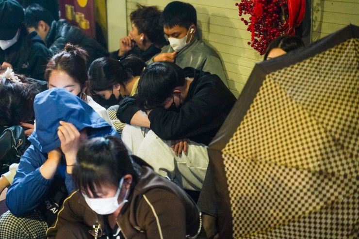  Giữ được chỗ xong tranh thủ chợp mắt. Ảnh: Đức Nguyễn. 