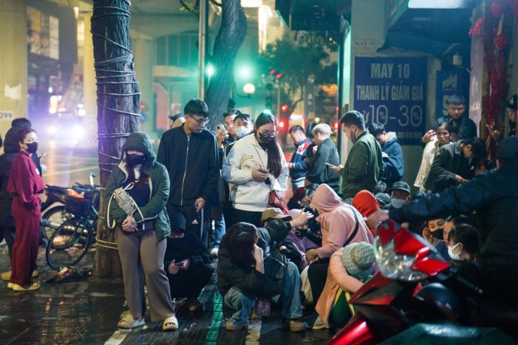  Họ mong muốn có được số thứ tự mua vàng sớm nhất trong ngày Vía Thần tài. Ảnh: Đức Nguyễn. 