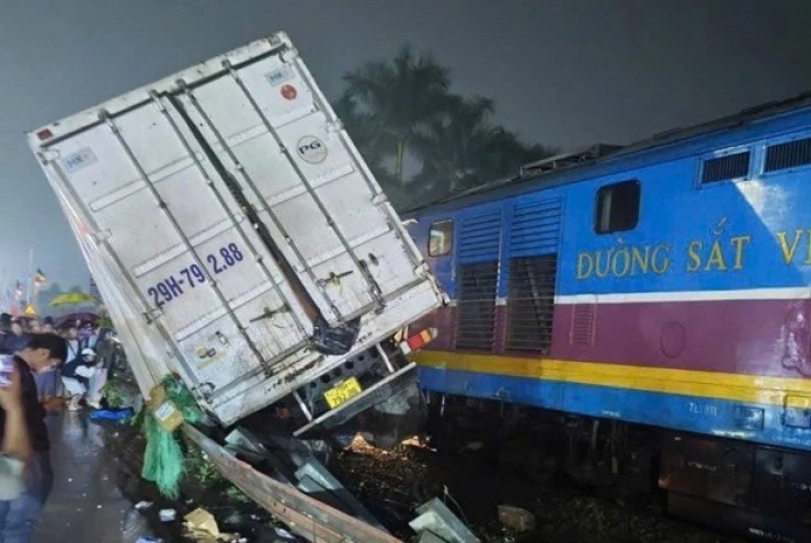 Đầu tàu SE3 hư hỏng nặng, nhiều chuyến tàu phải lùi giờ sau vụ va chạm với xe tải