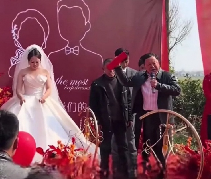 Bố cô dâu tuyên bố trả lại tiền sính lễ thu hút sự chú ý. Ảnh: QQ