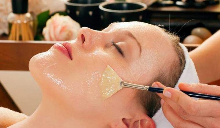 Luôn thực hiện bước thử nghiệm trên một vùng da nhỏ ở mặt trong cánh tay trước khi áp dụng cho khuôn mặt.