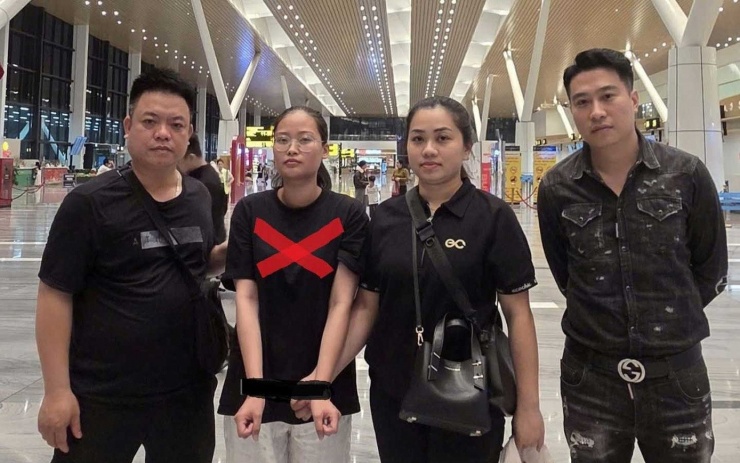 Hoàng Ngọc Ánh (dấu X) bị cảnh sát bắt giữ khi đang lẩn trốn ở Mộc Bài, tỉnh Tây Ninh.