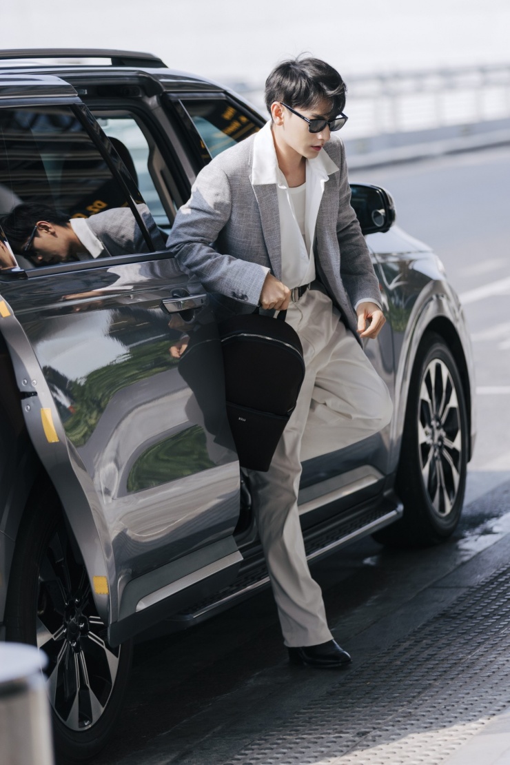 Isaac diện 'cây' đồ bảnh bao lên đường dự Milan Fashion Week - 1