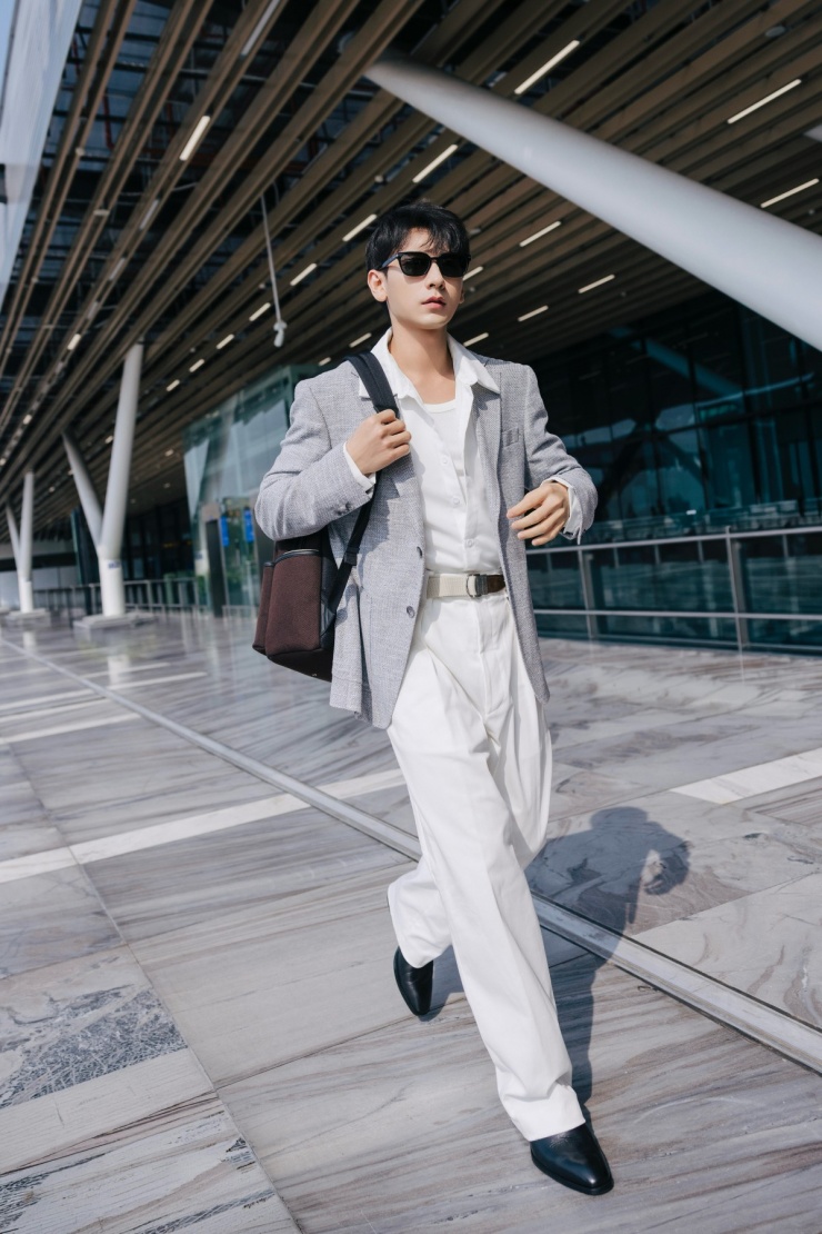 Isaac diện 'cây' đồ bảnh bao lên đường dự Milan Fashion Week - 2