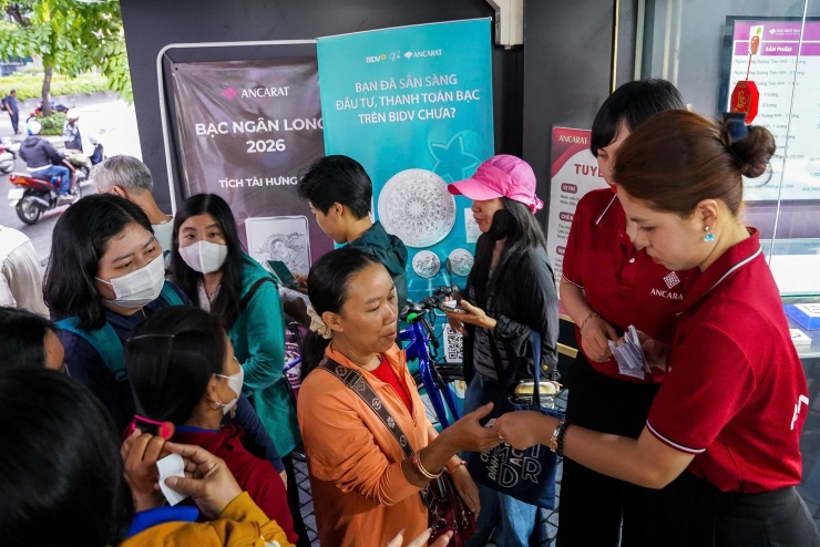 Tại Ancarat, khách cũng tới từ khoảng 6 giờ sáng để bốc số mua bạc lấy may