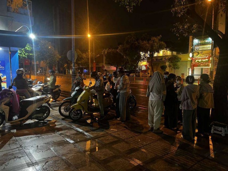 Khách hàng chờ công ty bạc mở cửa từ tờ mờ sáng ngày Thần Tài ở TPHCM