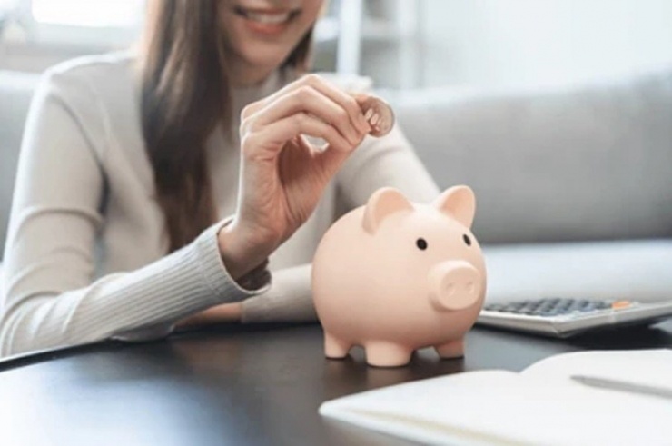 Để dành một khoản tiền nhỏ hoặc lên kế hoạch chi tiêu vào ngày vía Thần Tài cũng là những hành động có ý nghĩa tượng trưng tích cực. Ảnh minh họa: Shutterstock.