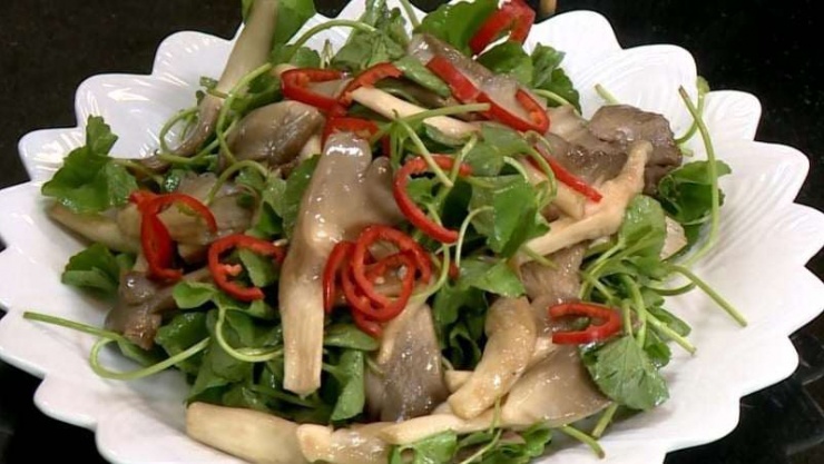 Giờ đây, những ngày ăn chay sẽ trở nên thú vị hơn bởi đã có món gỏi rau má chay giúp bạn có thêm những niềm vui nho nhỏ trên mâm cơm. Chỉ cần nấm ớt và dầu trộn là xong.