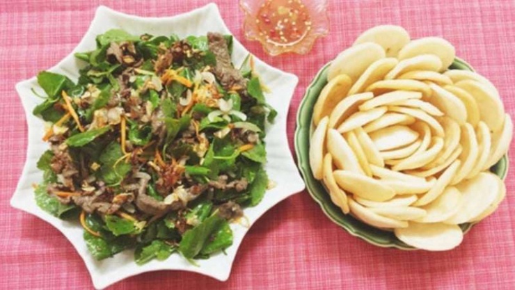 Với những nguyên liệu đơn giản, món gỏi rau má thịt bò toát lên được sức hấp dẫn. Chỉ cần xào sơ thịt bò, rồi trộn cùng rau má và nước sốt, thế là thưởng thức được.