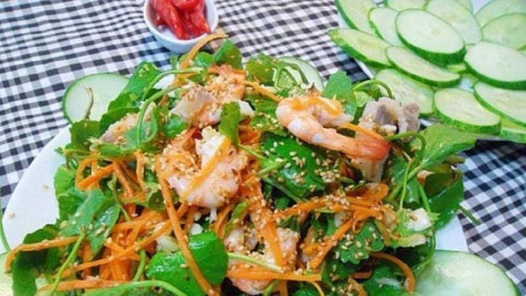 Món gỏi rau má tôm thịt. Sau khi trộn tôm thịt rau má, rắc thêm ít mè rang là món ăn đã trở nên quá ngon. Tất cả các nguyên liệu đều thấm đậm vị chua chua ngọt ngọt, đặc biệt rau má giòn giòn, cùng tôm và thịt ba chỉ tươi ngon.