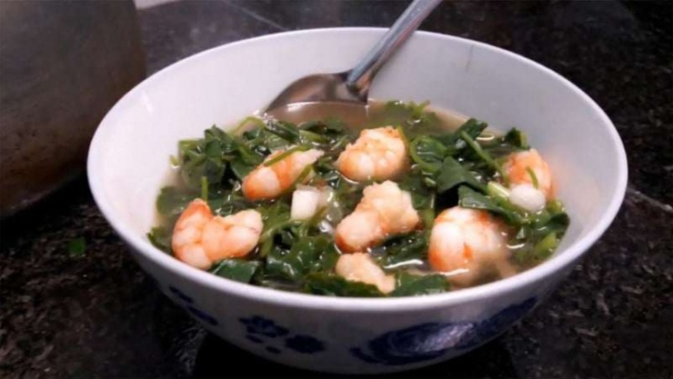 Canh rau má tôm tươi. Nước dùng được hầm từ gà, đã thế còn nấu cùng tôm tươi săn chắc cho nên về độ ngon ngọt phải nói là "vô địch", ngoài ra rau má còn giòn giòn thanh mát.