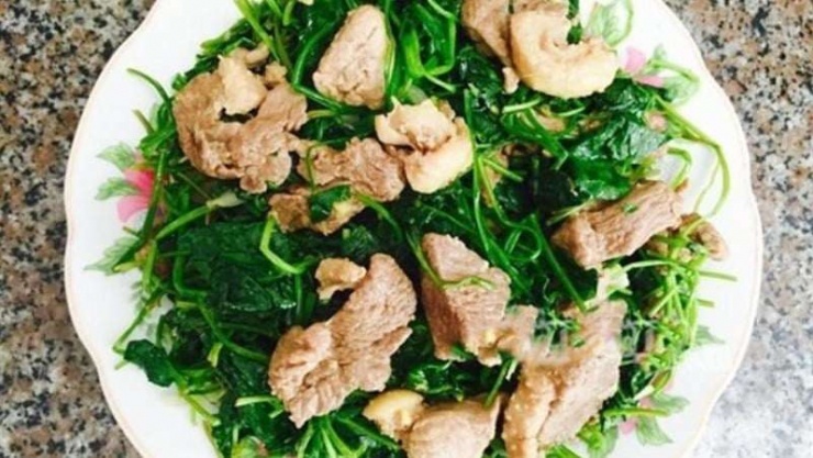 Rau má xào thịt ngan. Món xào này lại chỉ mất có vài bước đơn giản chế biến mà thôi! Sau khi hoàn thành, hương thơm thoang thoảng của món ăn lan tỏa khắp nơi, thịt ngan mềm mềm đậm vị, kết hợp cùng rau má tươi xanh giòn giòn.