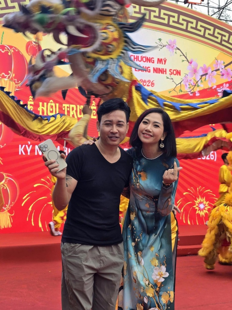 MC Mỹ Vân tại lễ hội làng Ninh Sơn.