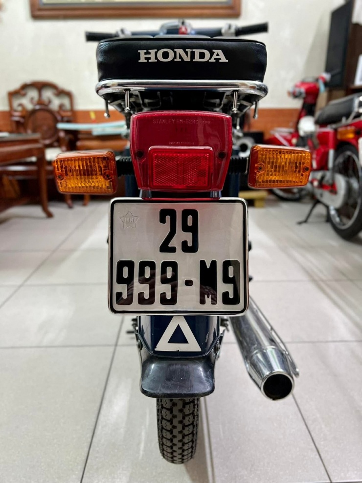 Chiếc xe trở nên quý giá hơn là biển số cổ 3 số, dạng biển cực hiếm còn tồn tại đến nay. Ảnh: NVCC.