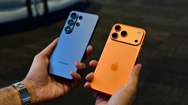 Galaxy S26 Ultra so với iPhone 17 Pro Max. Ảnh: CNET