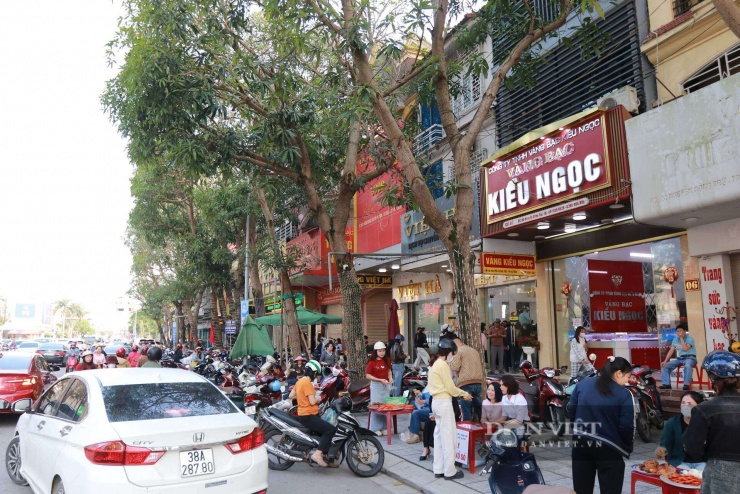 Khoảng 7h sáng ngày 26/2 (mùng 10 tháng Giêng), tuyến đường Nguyễn Công Trứ (phường Thành Sen) nơi được mệnh danh là “phố vàng bạc” của tỉnh Hà Tĩnh đã tấp nập người dân đến mua vàng trong ngày vía Thần Tài với mong muốn cầu may, đón lộc đầu năm.