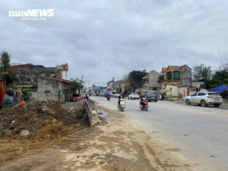 Dự án hơn 1000 tỷ đồng ở Thanh Hoá không rào chắn, người dân nơm nớp lo tai nạn - 6