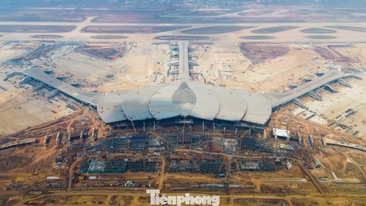 Tháng 6/2015, Quốc hội biểu quyết thông qua Nghị quyết về chủ trương đầu tư Dự án Cảng hàng không quốc tế Long Thành, với 428/461 đại biểu có mặt tại hội trường tán thành, 17 đại biểu không tán thành, 16 đại biểu không biểu quyết. Dự án được xây dựng trên diện tích hơn 5.000 ha tại xã Long Thành, tỉnh Đồng Nai. Tổng mức đầu tư khái toán cho toàn bộ dự án là 336.630 tỷ đồng (tương đương 16,03 tỷ USD, áp dụng đơn giá của năm 2014). Công suất thiết kế dự án đạt 100 triệu hành khách/năm và 5 triệu tấn hàng hóa/năm. Tổng Công ty Cảng hàng không Việt Nam (ACV) làm chủ đầu tư.